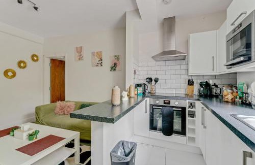 Turnham Green Apartment | 1 bed flat, 1-Min Tube, Oasis, OneRepublic, 20min to Central London