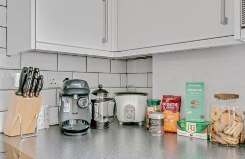 Turnham Green Apartment | 1 bed flat, 1-Min Tube, Oasis, OneRepublic, 20min to Central London