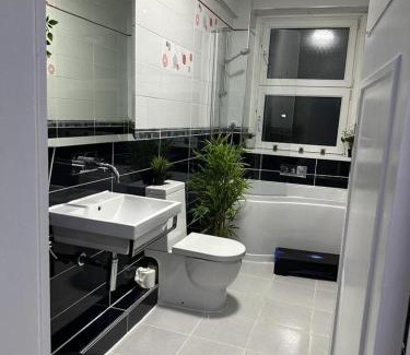 Edgbaston Apartment | 1 Bed Flat - Sleeps 2 - Jacuzzi - Parking - Wifi