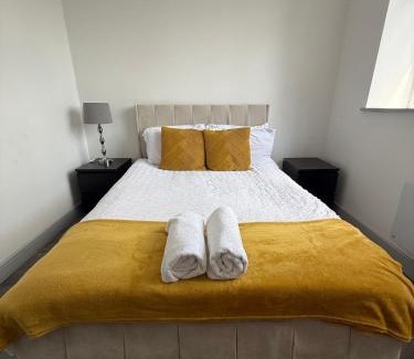 Desborough Apartment | 1 Bed Flat - Sleeps 2 - Pets - Parking - Wifi