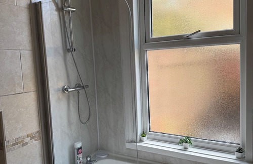 Oadby Apartment | 1 Bed Flat - Sleeps 5 - Parking - Wifi