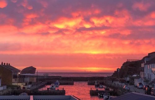 Portreath House | 1 Bed in Portreath 07540