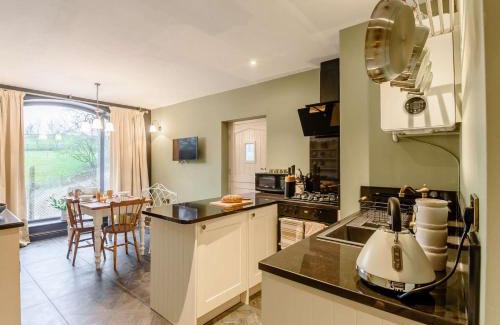 Cauldon Low Apartment | 1 Bed in Waterfall 89733