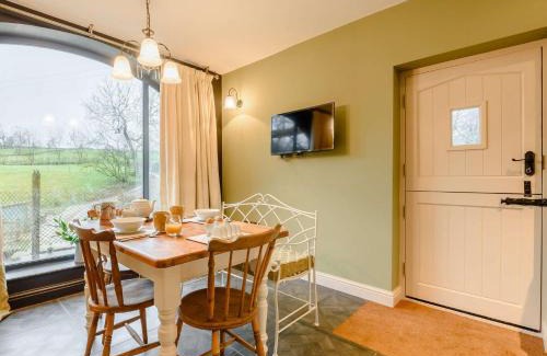 Cauldon Low Apartment | 1 Bed in Waterfall 89733