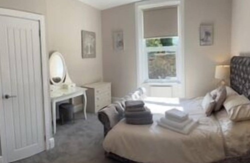 Troon Apartment | 1 bed refurbished ground floor flat in town centre location in Troon, close to popular pubs, rest...