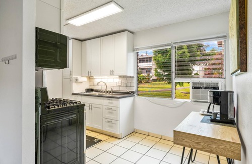 Historic Kailua Village Condo | 1-Bed Rental in Downtown Kailua-Kona with Pool Lanai and Convenient Location