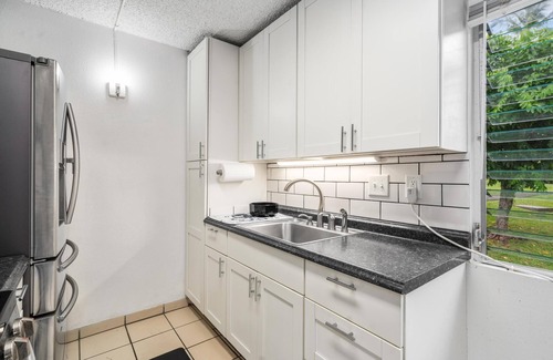 Historic Kailua Village Condo | 1-Bed Rental in Downtown Kailua-Kona with Pool Lanai and Convenient Location