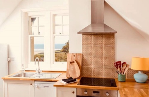 Saunton Apartment | 1 Bed Top Floor Apartment minutes walk from Saunton Beach