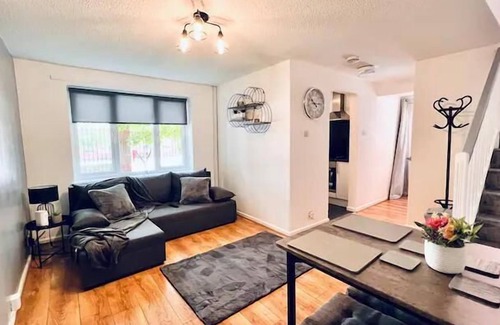 Liverpool House | 1 Bed Townhouse-Sleeps 5-Free Parking-Pets
