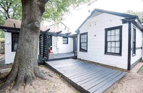 Oak Cliff House | 1-Bed w/Private Entrance, quarters attached to main house, 10 Min from Downtown!