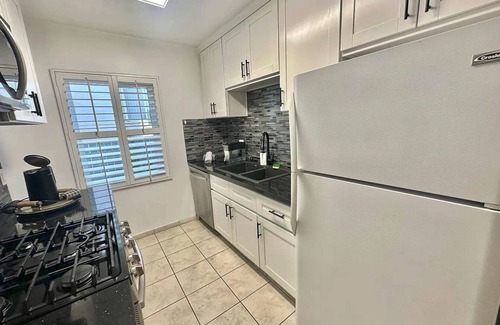 La Brea Apartment | 1-bedroom 1 bathroom apartment in awesome, safe, quiet