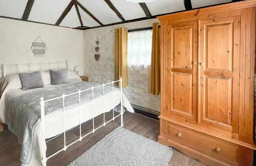 Lowestoft Cottage | 1 bedroom accommodation in Oulton Broad, near Lowestoft