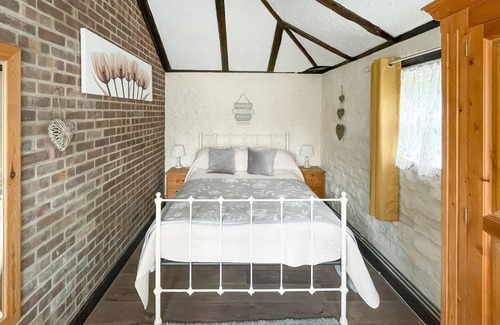 Lowestoft Cottage | 1 bedroom accommodation in Oulton Broad, near Lowestoft