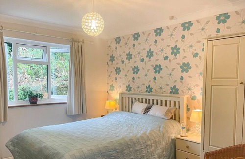 Corfe Mullen Cottage | 1 bedroom accommodation in Beacon Hill, Poole