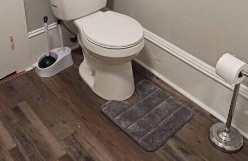 Washington Apartment | 1 bedroom and bathroom on East Main Street