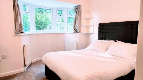 Camberley Apartment | 1 Bedroom Annex - Close to Frimley Hospital - Private Entrance