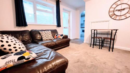 Camberley Apartment | 1 Bedroom Annex - Close to Frimley Hospital - Private Entrance
