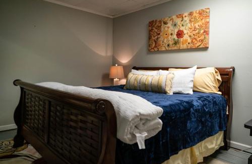 Pilot Mountain Apartment | 1-bedroom apartment, sleeps 4, in lovely Pilot Mountain-walk to Main st! Unit 2