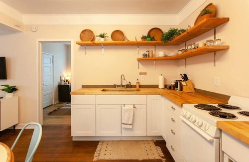 Medford Apartment | 1 Bedroom Apartment, Queen Casper Mattress, Full Kitchen, Roku TV, Washer/Dryer with parking.