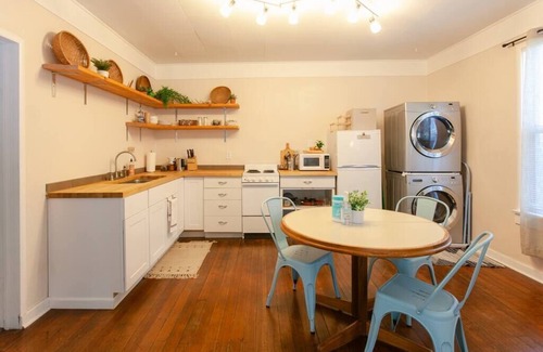Medford Apartment | 1 Bedroom Apartment, Queen Casper Mattress, Full Kitchen, Roku TV, Washer/Dryer with parking.