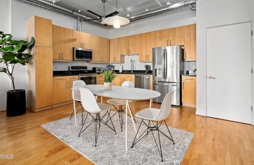 Brown and Stetson Business Apartment | 1 Bedroom Apartment 218252 by Houzlet