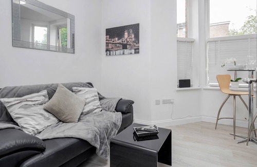 Bedford Apartment | 1 Bedroom Apartment with Wifi and Parking