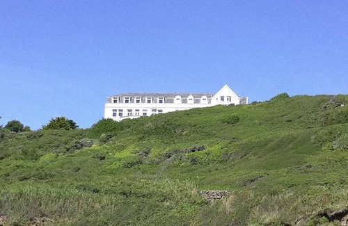 Coverack Apartment | 1 Bedroom Apartment With Stunning Sea Views, Private Gardens And Tennis Court