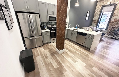 Lafayette Square Apartment | 1-bedroom Apartment with gym, rooftop hot tub, WiFi in fabulous St. Louis!