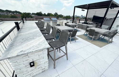 Lafayette Square Apartment | 1-bedroom Apartment with gym, rooftop hot tub, WiFi in fabulous St. Louis!