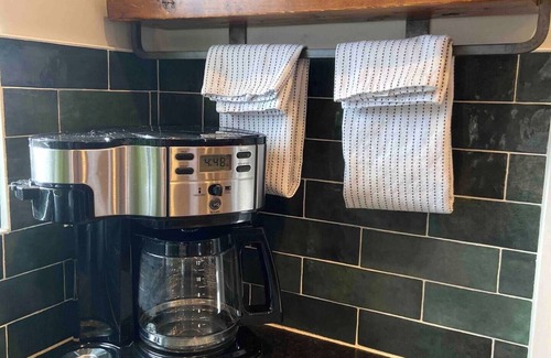 City Park West Apartment | 1 Bedroom Apt, Full Kitchen, private unit in City Park!