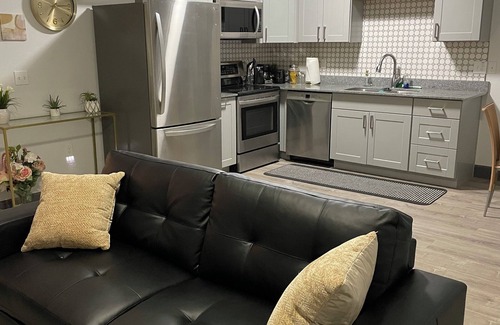 North Mountain Apartment | 1 bedroom apt on 3rd floor. North Central location . Near shops, restaurants.