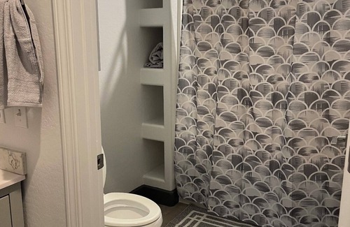 North Mountain Apartment | 1 bedroom apt on 3rd floor. North Central location . Near shops, restaurants.