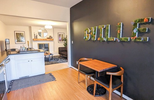 Greenville Downtown Apartment | 1 bedroom apt, Steps from Swamp Rabbit Trail, 15 minute walk to Main st.