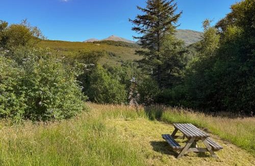 West Laroch House | 1 Bedroom Cabin with Mountain & Loch Views - Quiet Location between Glencoe & Ben Nevis