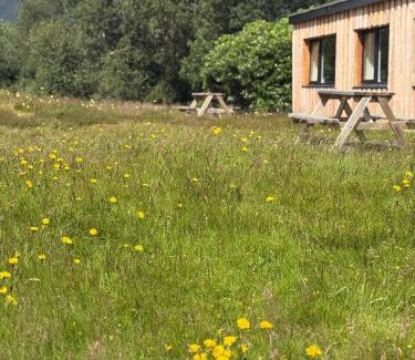 West Laroch House | 1 Bedroom Cabin with Mountain & Loch Views - Quiet Location between Glencoe & Ben Nevis