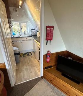 West Laroch Ski Chalet | 1 Bedroom Cabin with Mountain & Loch Views - Quiet Location between Glencoe & Ben Nevis