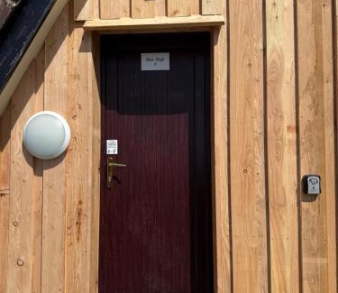 West Laroch Ski Chalet | 1 Bedroom Cabin with Mountain & Loch Views - Quiet Location between Glencoe & Ben Nevis