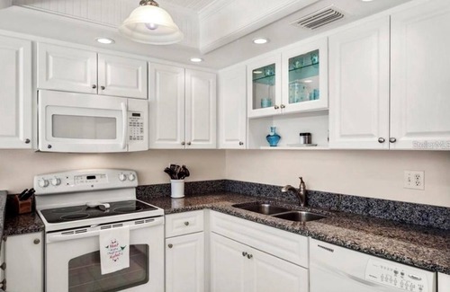 Holmes Beach Condo | 1-bedroom condo just a short walk to Anna Maria Beach