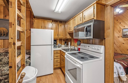 Sautee Nacoochee Cottage | 1 bedroom cozy cabin 5 miles to Helen! Fireplace, Hot tub, kitchen, Fire Pit!