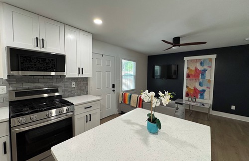 East Side Apartment | 1-bedroom full kitchen in East ATL Village walk to Kroger and bus