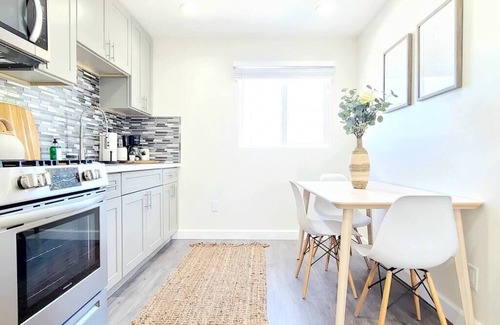 Belmont Shore Apartment | 1 Bedroom King Bed | Free Parking |Steps to Ocean