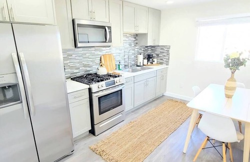 Belmont Shore Apartment | 1 Bedroom King Bed | Free Parking |Steps to Ocean