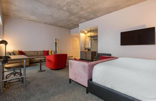 Sobro Hotel | 1-Bedroom Suite at a 4⭐️ Hotel