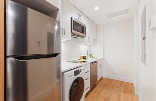 Cannonborough Elliotborough Apartment | 1 Bedroom Suite - One Block from King Street! Pet Friendly