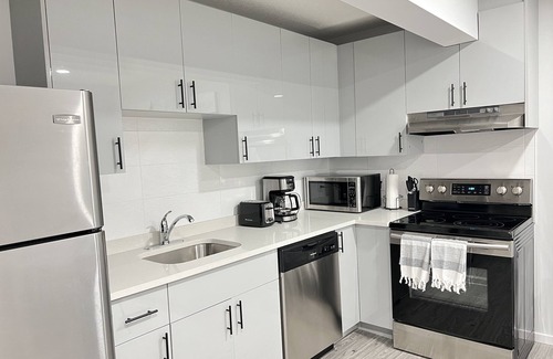 Southwest Edmonton Apartment | 1 BEDROOM SUITE WITH PRIVATE ENTRANCE
