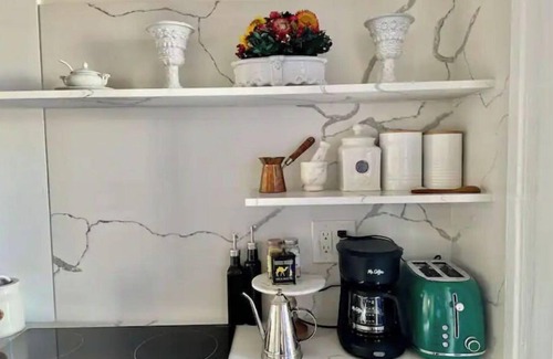 Jingletown Apartment | 1-bedroom Victorian flat just 10 minutes drive to San Francisco Bay. Parking.
