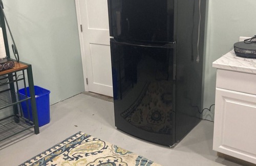 West Woodland Apartment | 1 Bedroom w/bathroom and kitchenette -shared laundry.n