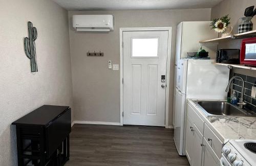 University Heights Apartment | 1 Bedroom Wbalcony Near Unm, Nob Hill Downtown