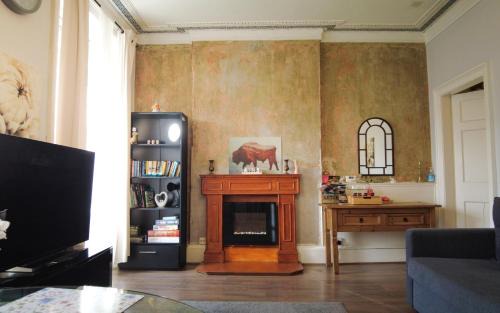 Haymarket Apartment | 1 Bedrooms Flat in Central Edinburgh Haymarket, Heart of Edinburgh Flat Sleeps 4