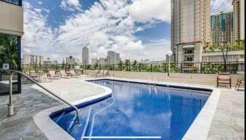 Waikiki Apartment | 1 block from Waikiki beach 3 beds and workspace